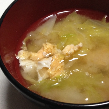 こんにちは。夕飯は和食にしたのでこちらのお味噌汁をつくりました♪春キャベツの甘味もあり、美味しくできました(^^)