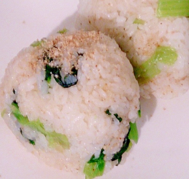 小松菜のごまおにぎり