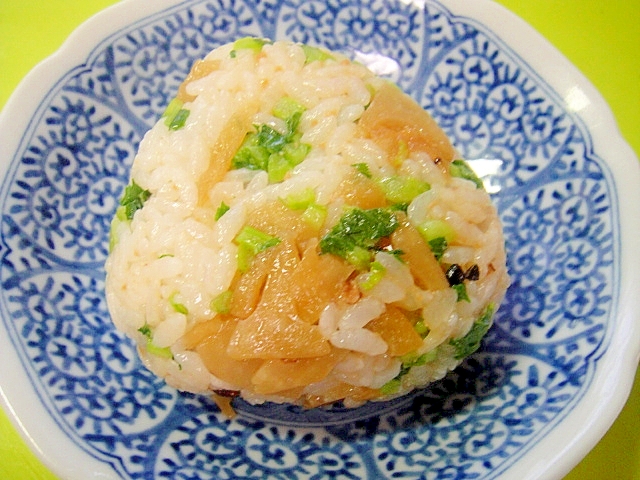 味噌味レンコンと大根の葉のおにぎり