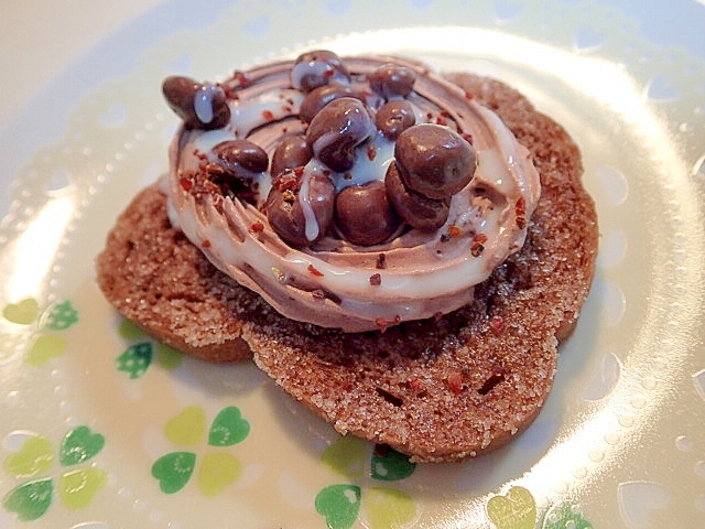 ホイップと麦チョコとローズヒップのチョコラスク