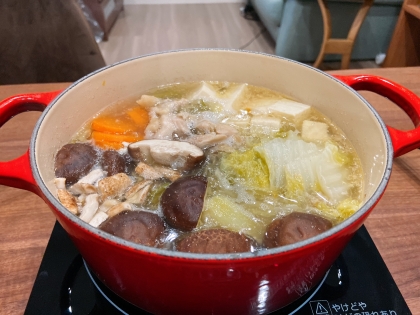 ♡白だしで簡単煮込むだけ♪鶏肉のさっぱり塩鍋♡