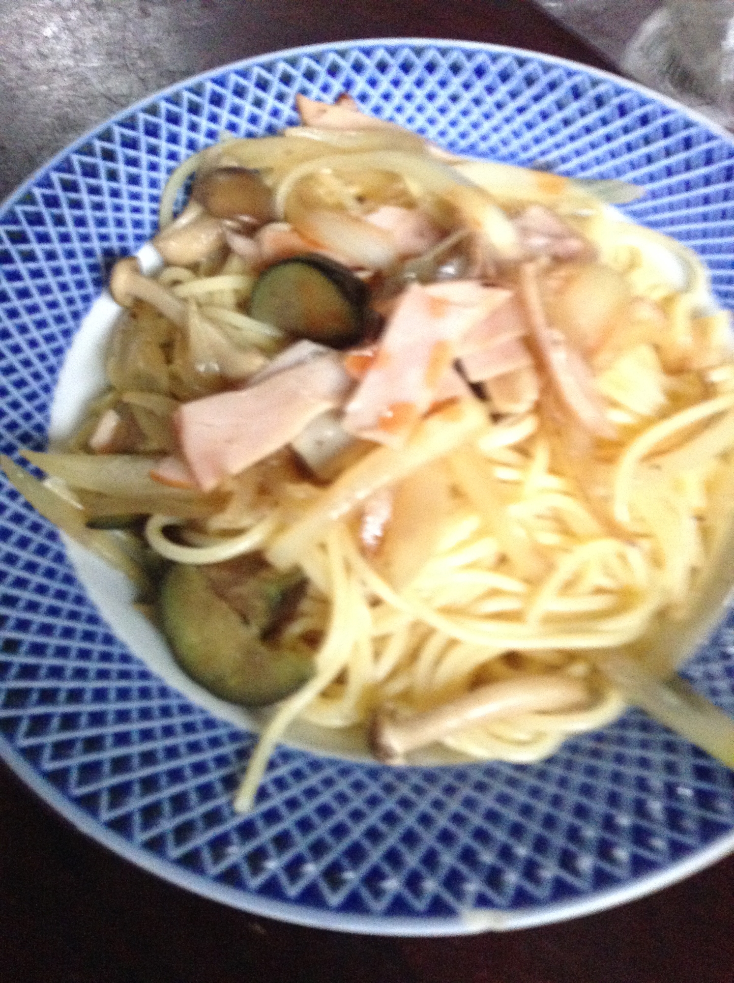 ハムとナスとしめじのコンソメパスタ