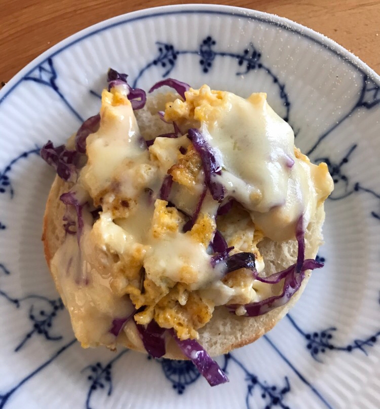 紫キャベツと炒り卵のマヨチーズトースト