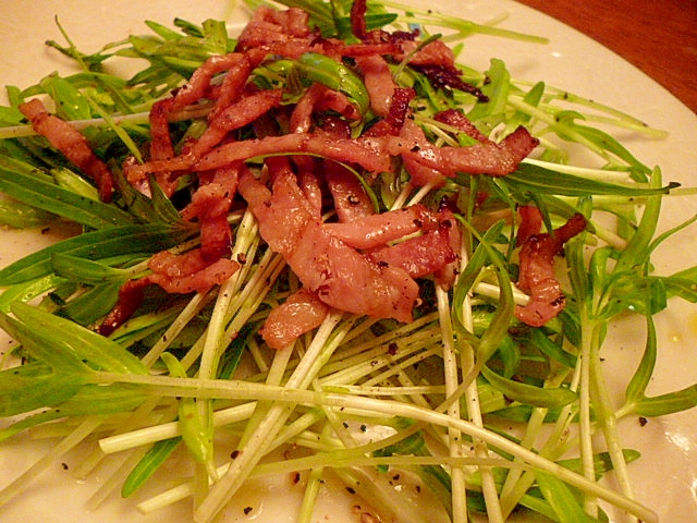 レンジで作るカリカリベーコンと空心菜の新芽サラダ