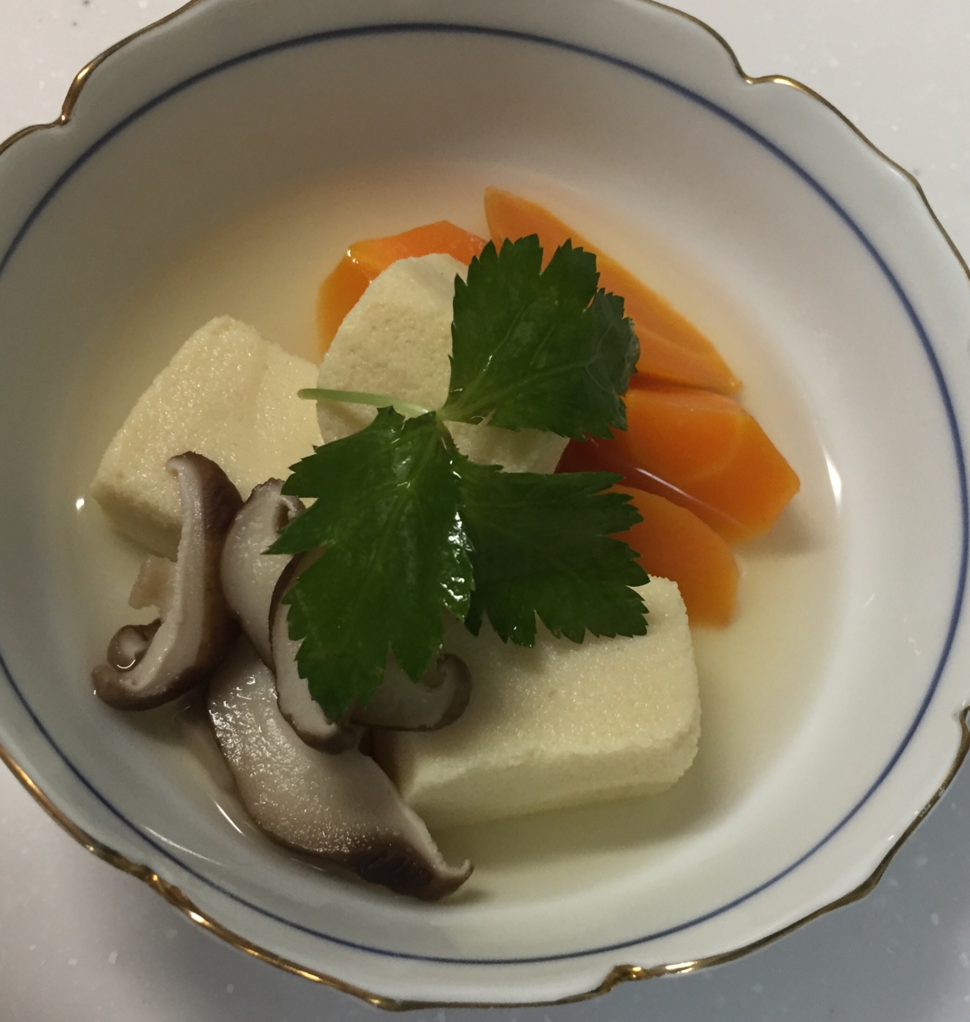 出汁付き高野豆腐    人参と椎茸を添えて