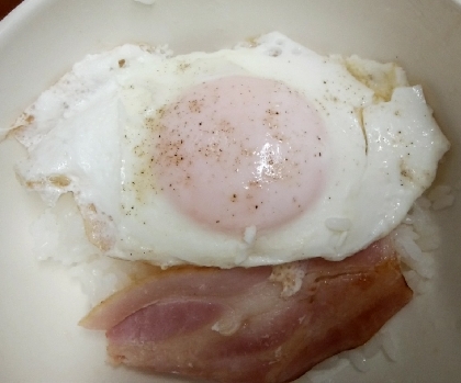 目玉焼きとベーコン