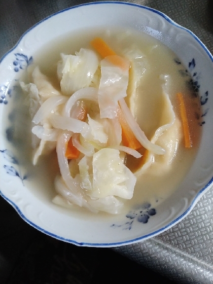 中国の友人から手作りの餃子を頂き、餃子スープにしました。とても美味しかったです。