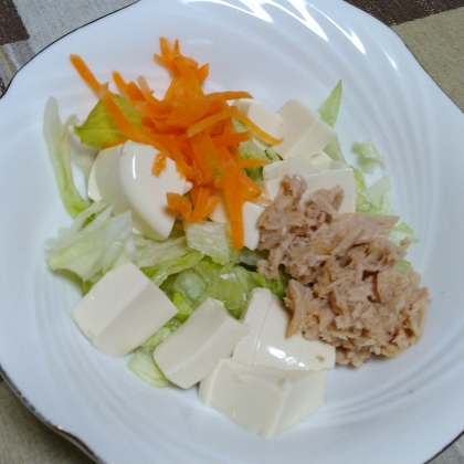 豆腐とツナ缶のサラダ