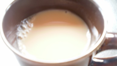 紅茶を耐熱容器に入れてポットのお湯ですがレンジでチンして3分蒸らしました(^^♪
蜂蜜はカナダ産を利用しました。