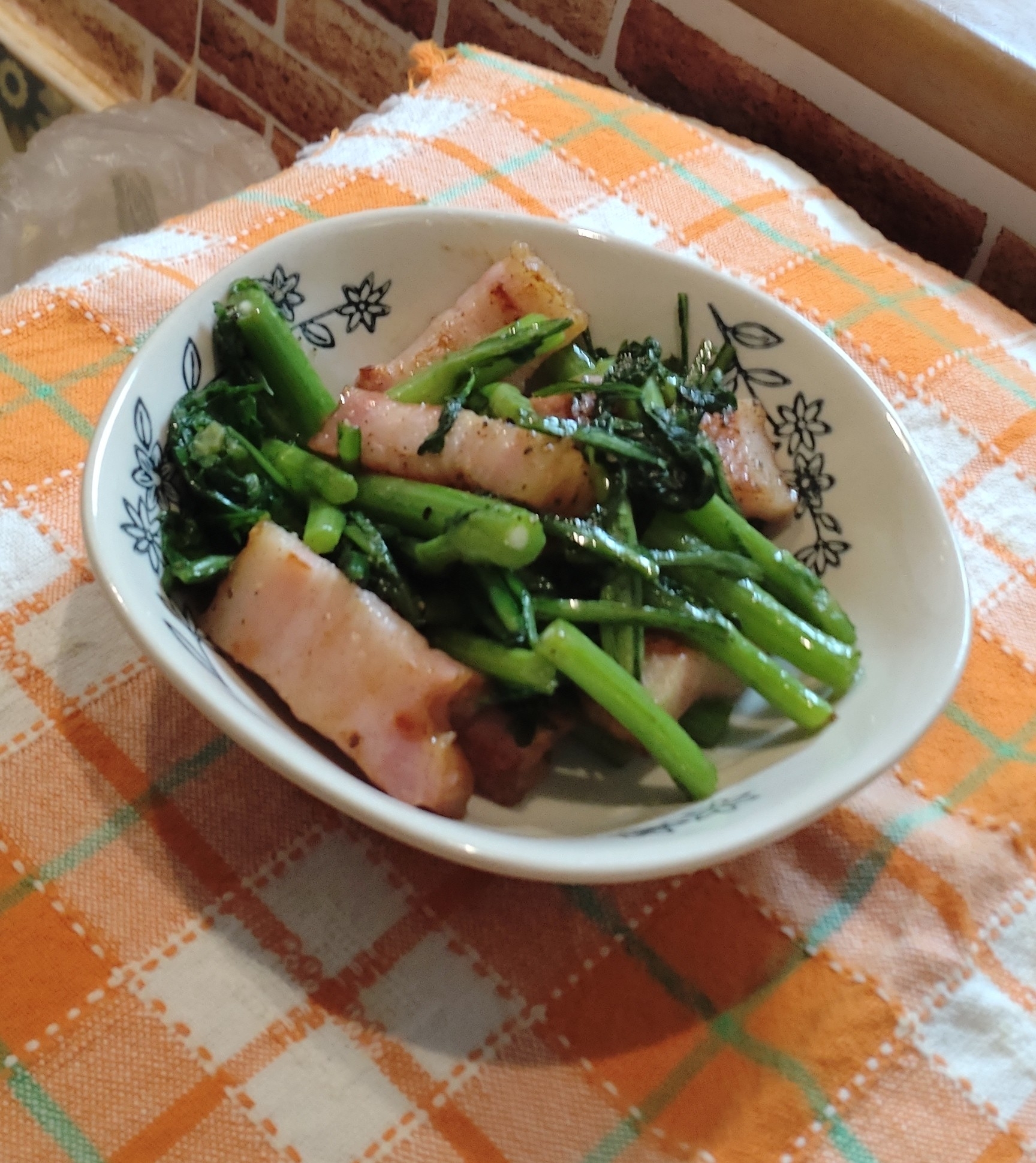 春菊とベーコンの塩炒め