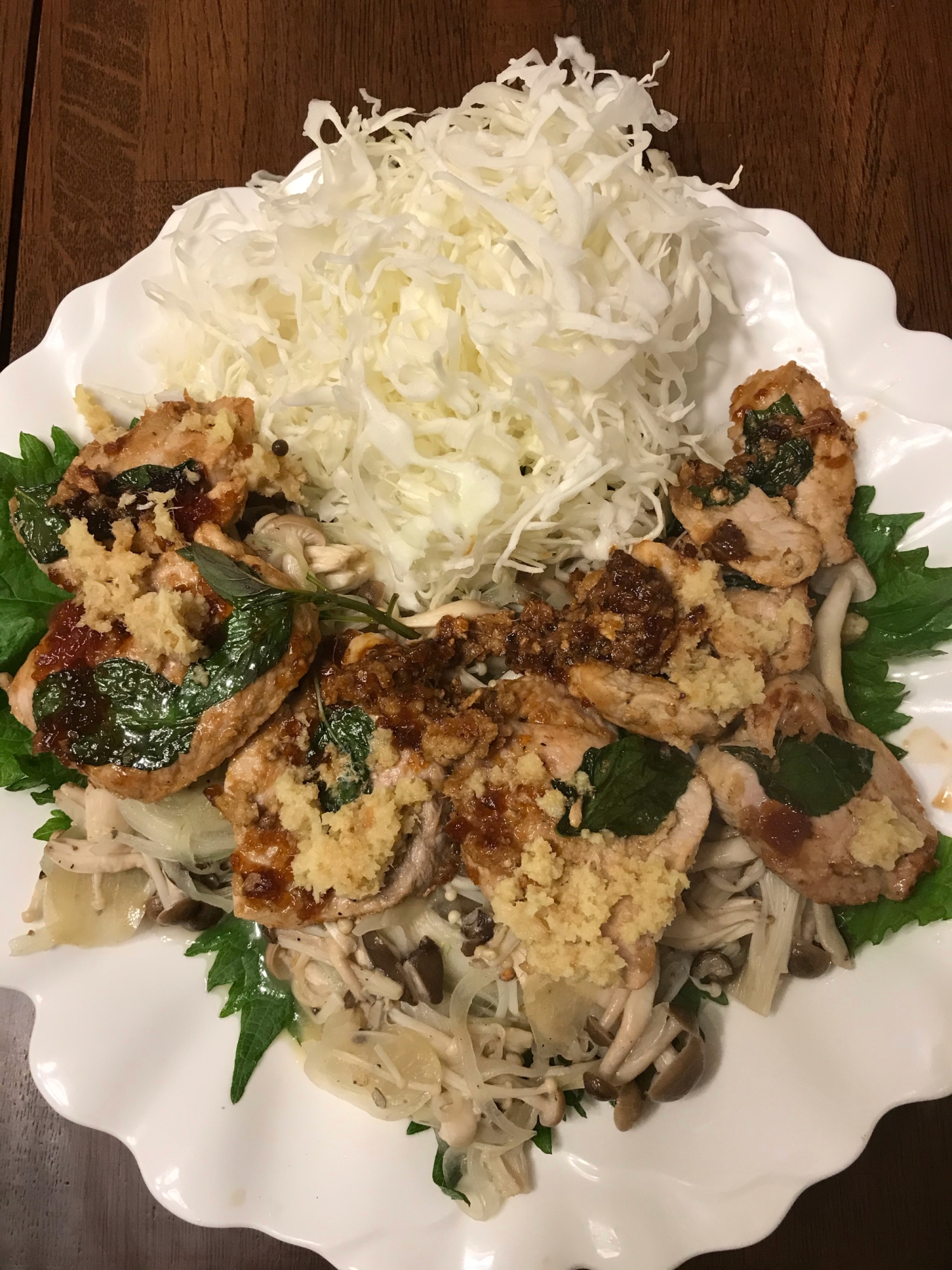 豚のモモ肉ときのこのハーブ焼き