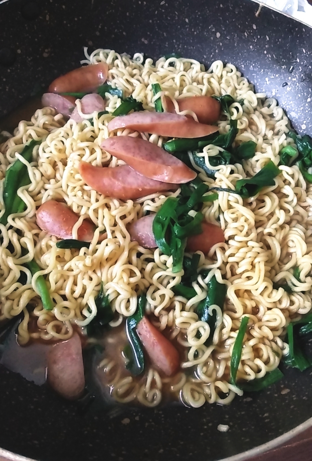 にんにくたっぷり⭐ウインナーとニラの味噌ラーメン