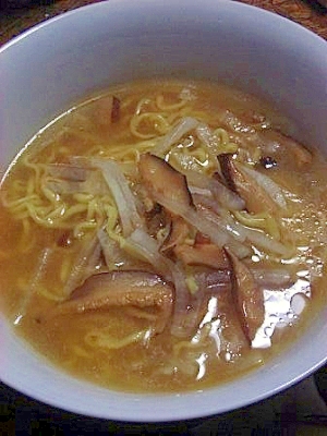 マルちゃん正麺で作る　大根とシイタケの味噌ラーメン