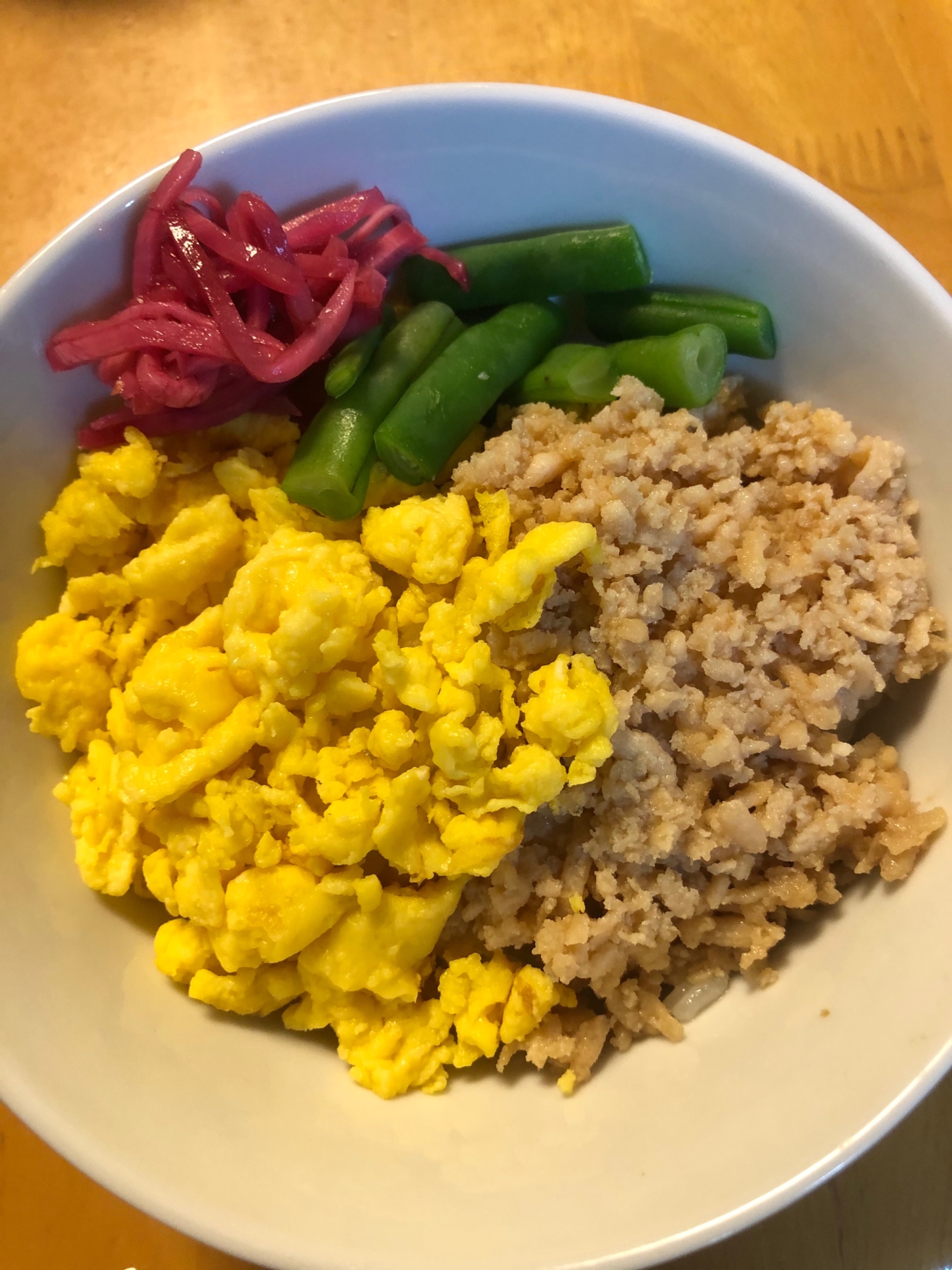 彩り豊か！鳥そぼろ丼