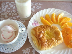 junさん苺たぷり⇒オレンジたっぷり♪朝食⇒ランチ♪で食べましたよ（*^_^*）市販のパンにバナナジュースと爽のアイスクリームで作りました。美味しかった～♪