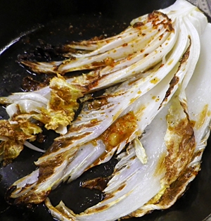グリルパンで、焼き白菜のニンニクピリ辛ポン酢醤油