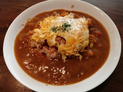 tontonさん、こんにちは☆レトルトカレーが10個くらいあったので、今日も弟のランチに作りました♫カフェ風な感じで気分上がります☻弟も一瞬でペロリでした!!