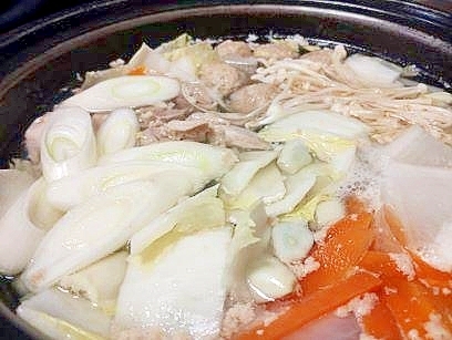 鶏もも肉と　鶏つみれで　水炊き