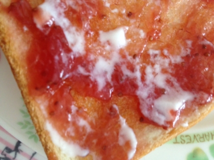 苺ジャムと練乳のトースト