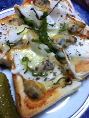 アサリと新玉ねぎとピーマンのピザトースト