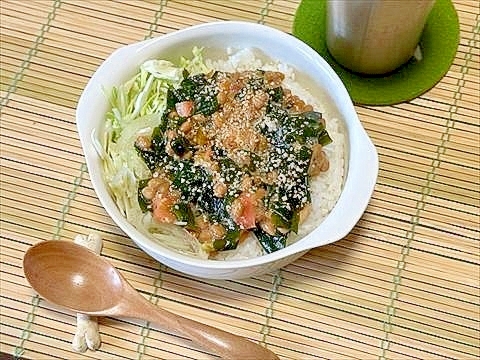 納豆ご飯じゃないよライスサラダだよわかめとトマトの