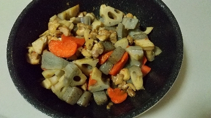 インゲンは無かったので、少し彩りが寂しくなってしまいました。(^_^;)
お弁当のおかずにしたくて作らせて頂きましたが、野菜たっぷりで美味しかったです♪♥️