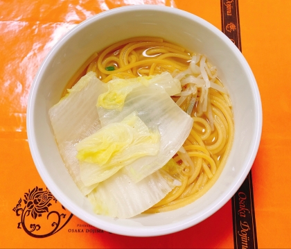 鍋で白菜入りインスタントラーメン