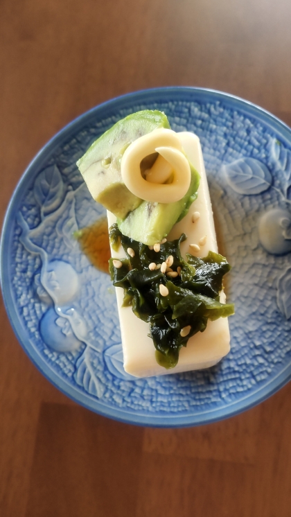 冷奴アレンジ アボカドわかめのせて マヨポンかけて