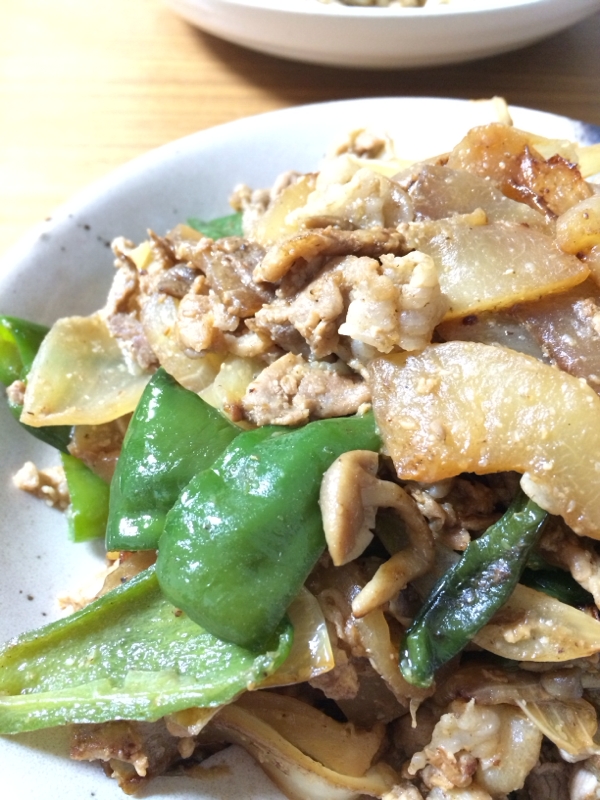 白い皿に盛り付けた夕顔と豚肉のみそ炒め