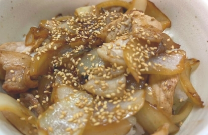 ごまをかけて食べる✨豚の焼肉のタレ焼き