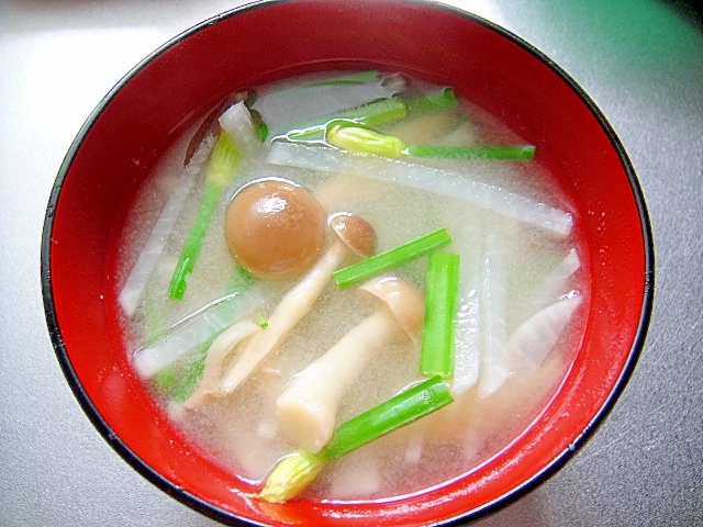 大根と花ニラしめじの味噌汁