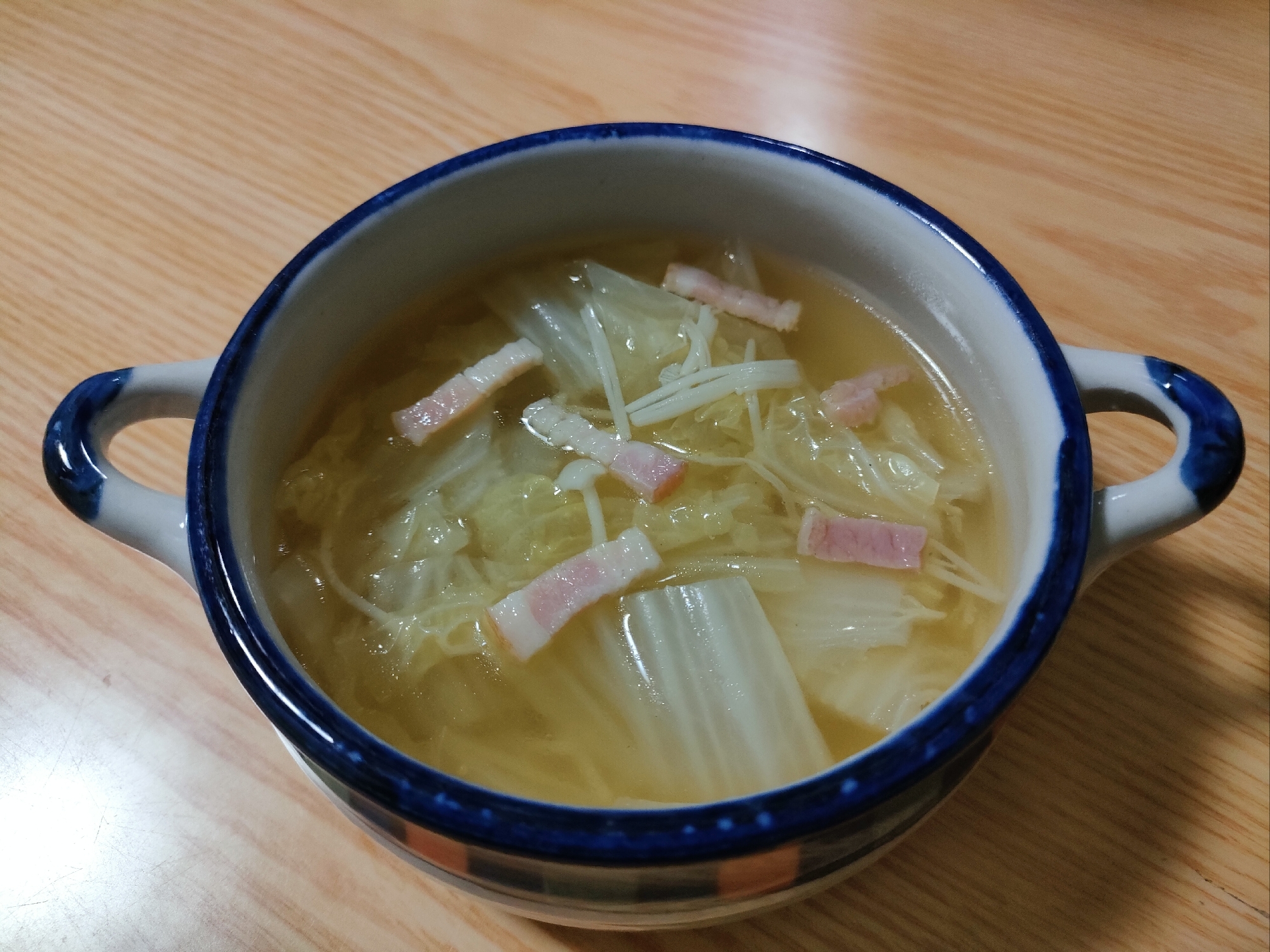 白菜とえのきとベーコンのコンソメスープ