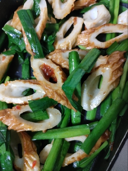 小さなおかず♪ちくわとニラの豆板醤炒め。
