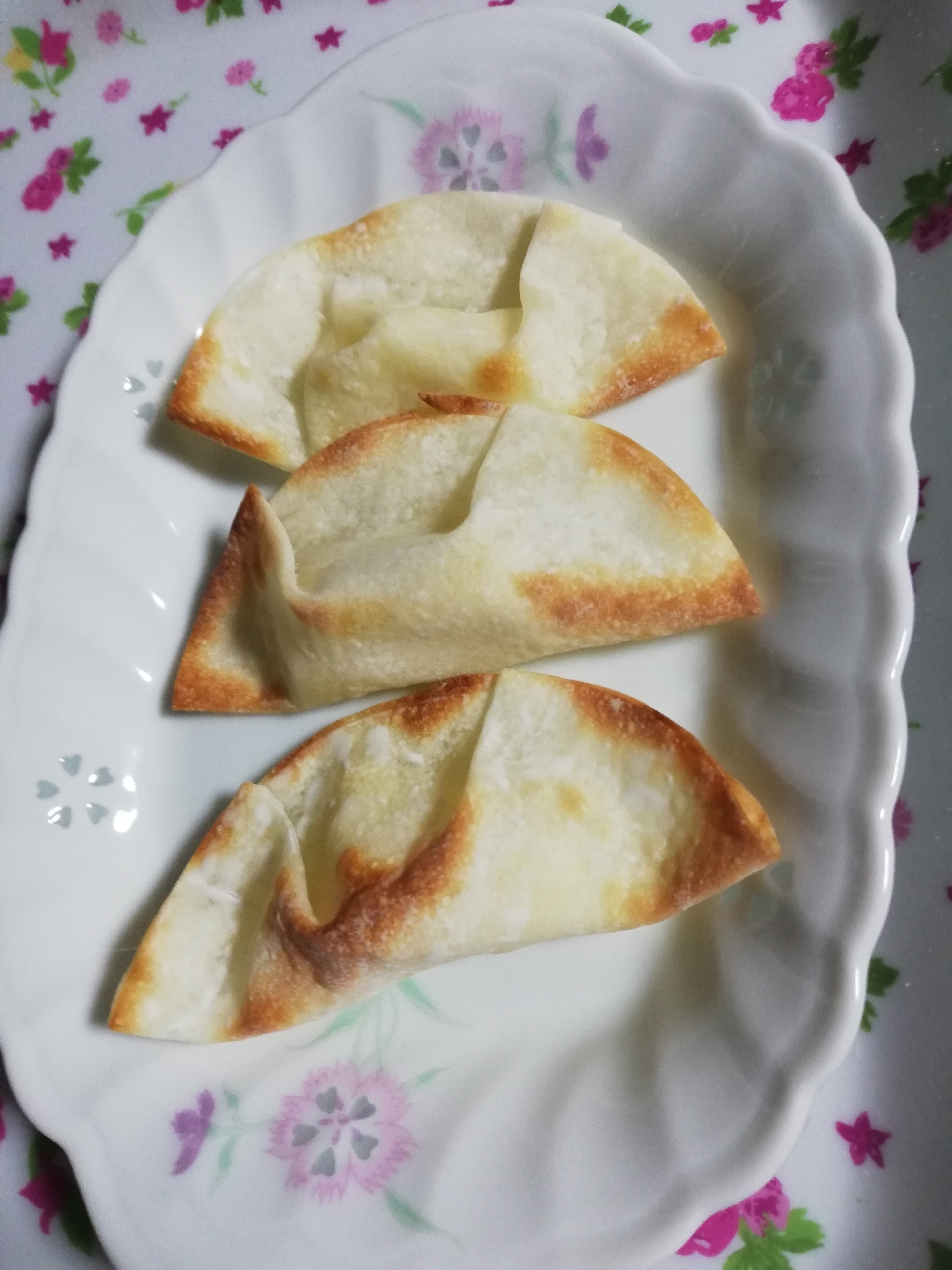 ホワイトチョコとベビーチーズの餃子の皮で包み焼き