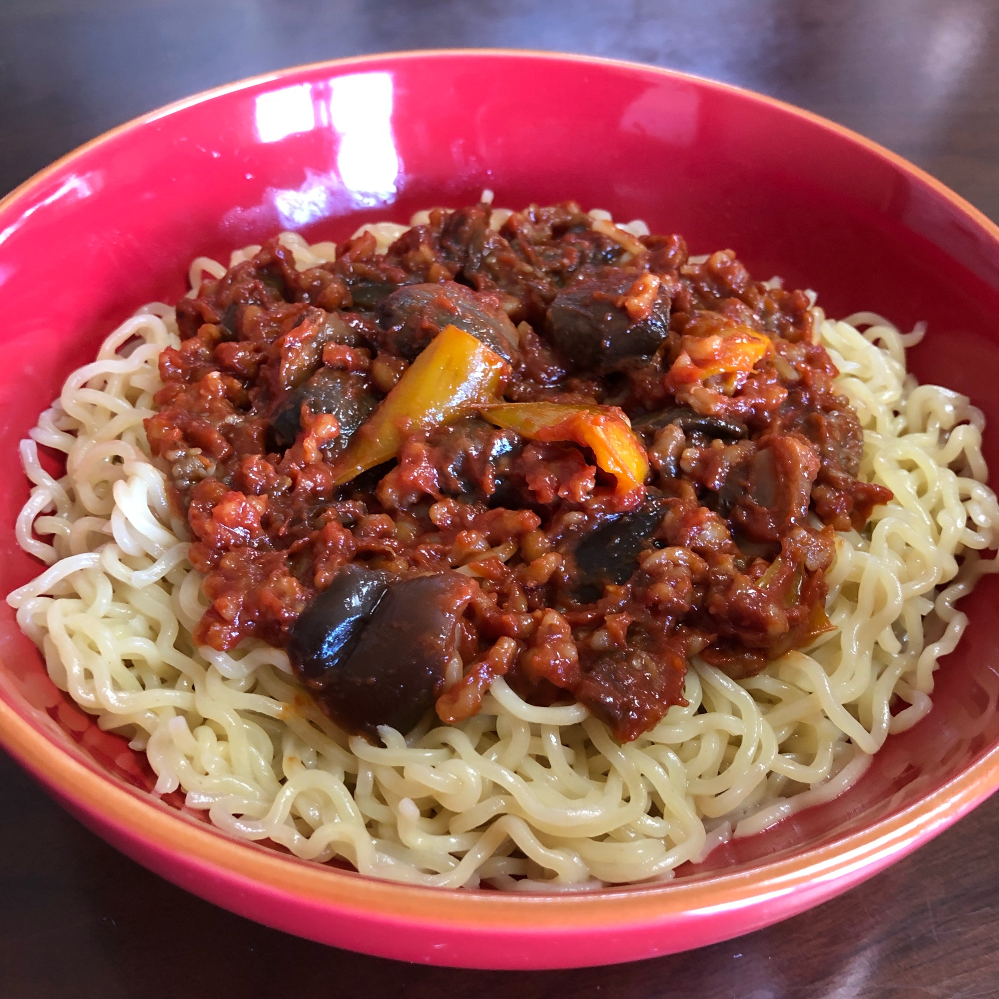 赤色の器に盛り付けられたラタトゥイユの冷やしラーメン