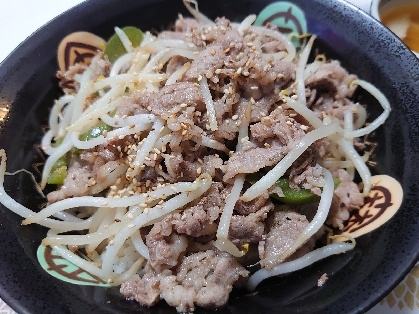 ニラがなかったのでピーマンで代用し、丼にしていただきました❣家族みんなから美味しいと好評♡なんと言っても牛肉は元気が出ますね(´∩｡• ᵕ •｡∩`)