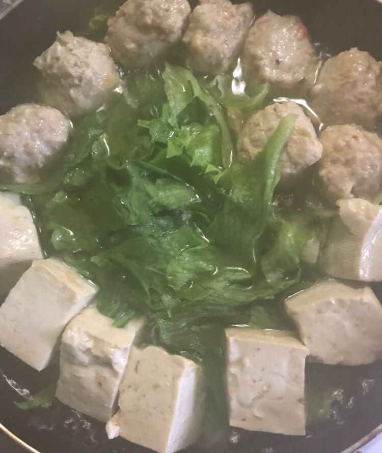 鶏団子と木綿豆腐、レタスの鍋