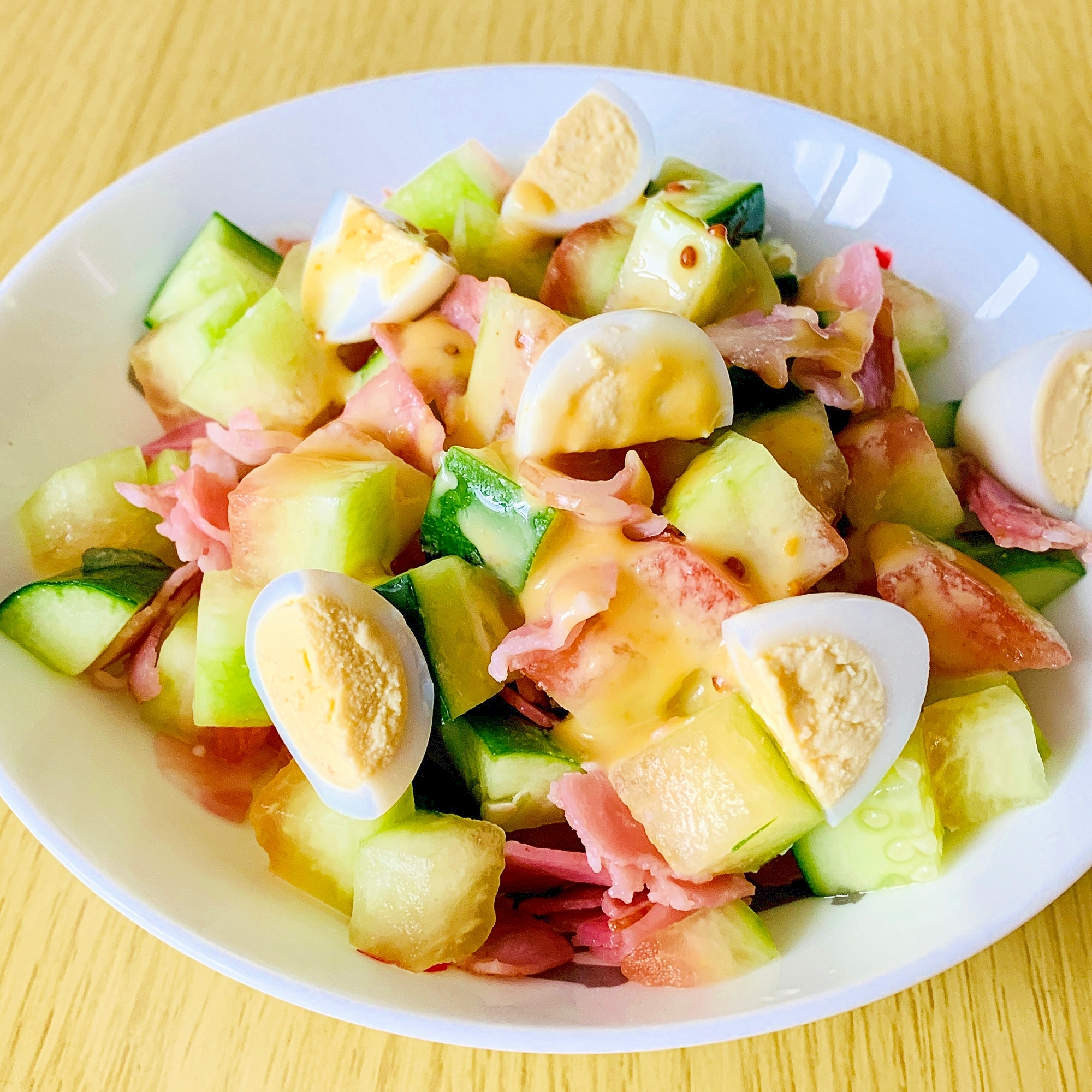 白い丸皿に盛り付けたスイカの皮のハニーマスタードサラダ