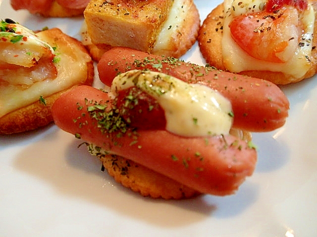 チーズとウインナーのピザタル焼きリッツ