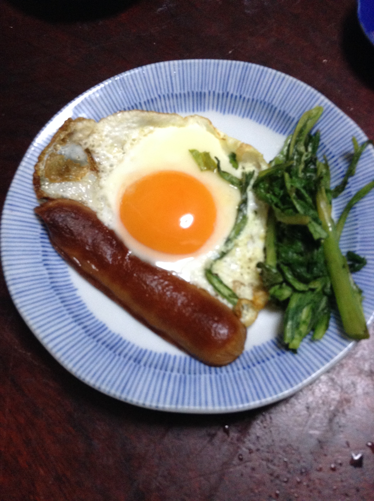 春菊とフランクフルトの目玉焼き