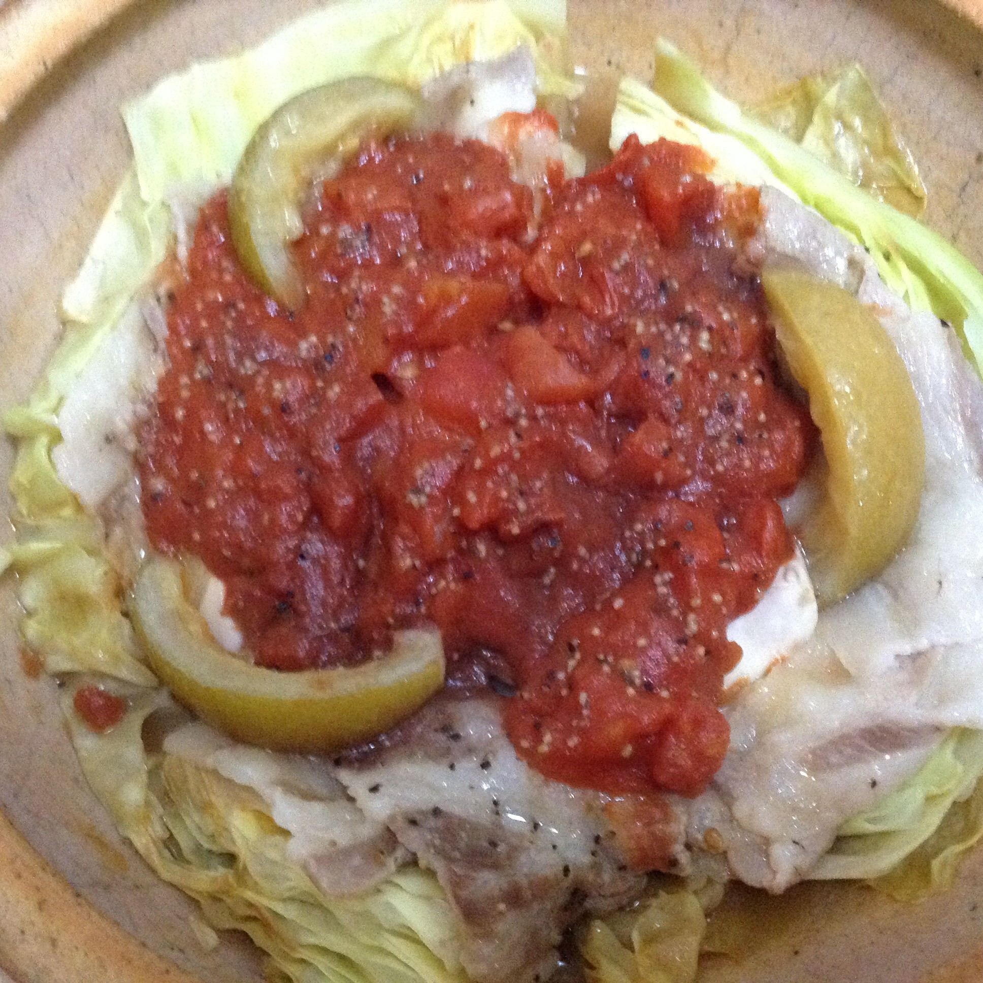 土鍋に入った塩レモントマト鍋