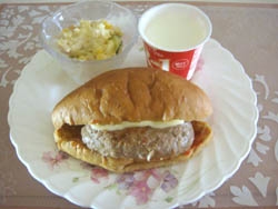 mimiさんおはようございます♪写真間違えました～<(_ _)>こちらがチーズバーガーです（笑い）
お取り寄せのハンバーグで作ったの♪美味しいですね～=^_^=