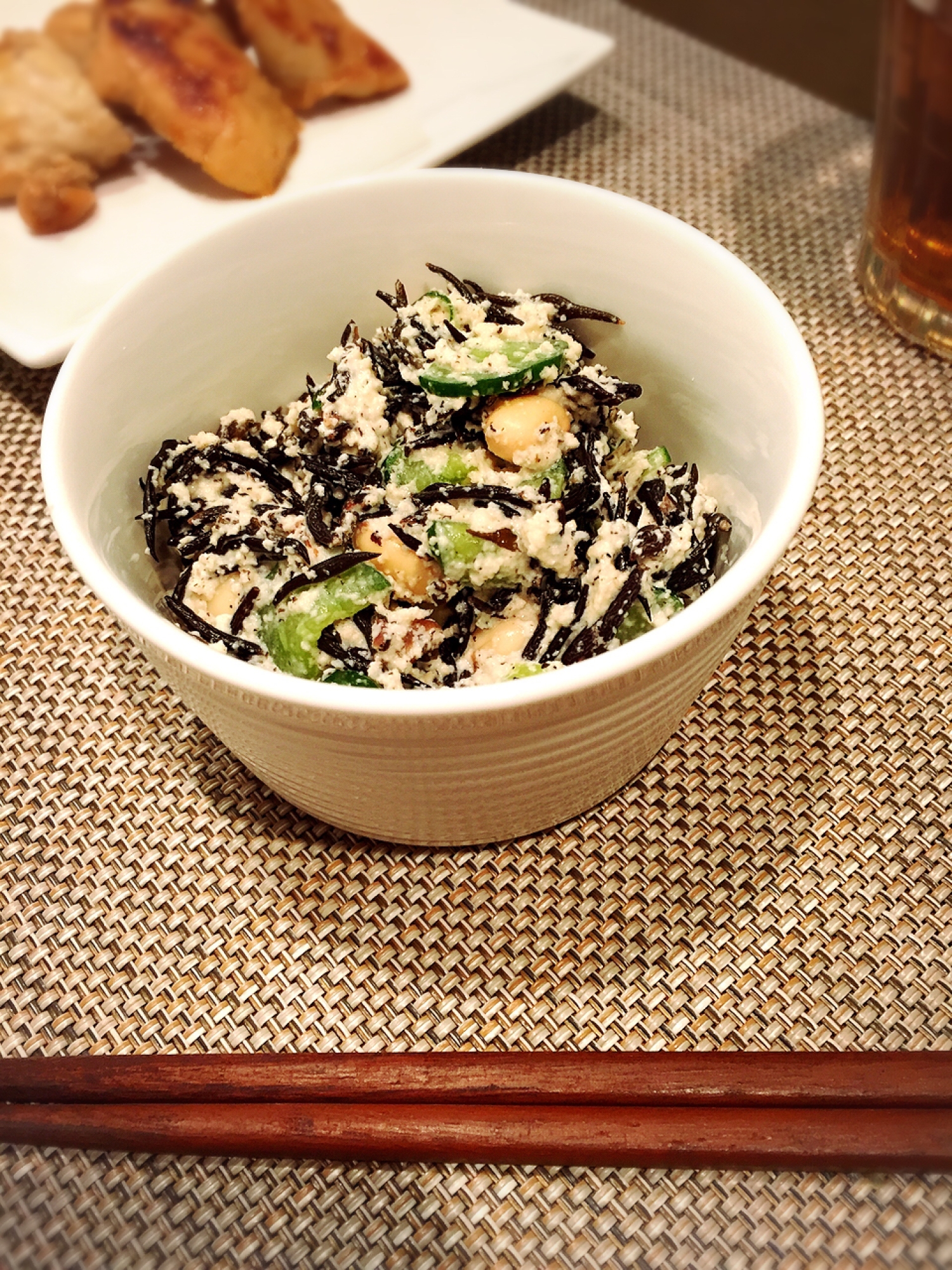 白い器に盛り付けたおからパウダーとひじきのサラダ