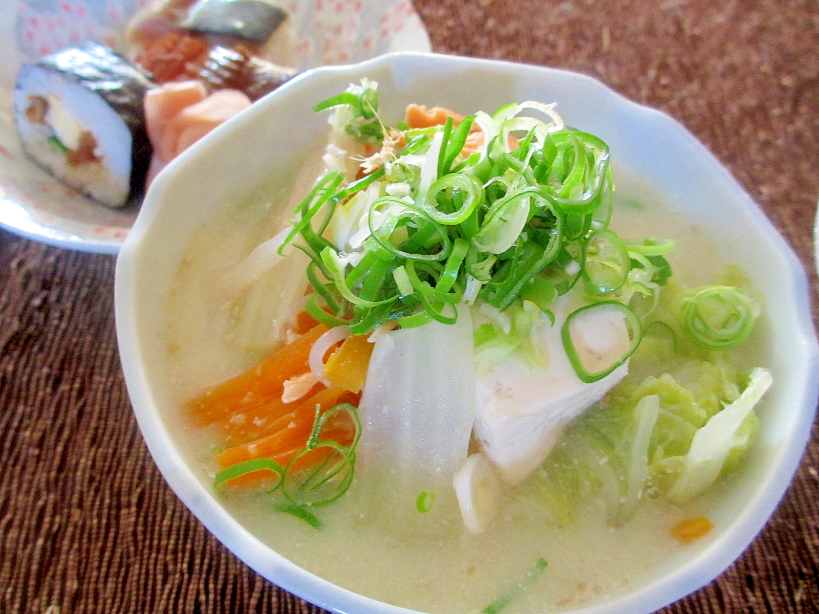 白菜、鮭、白滝の豆乳スープ