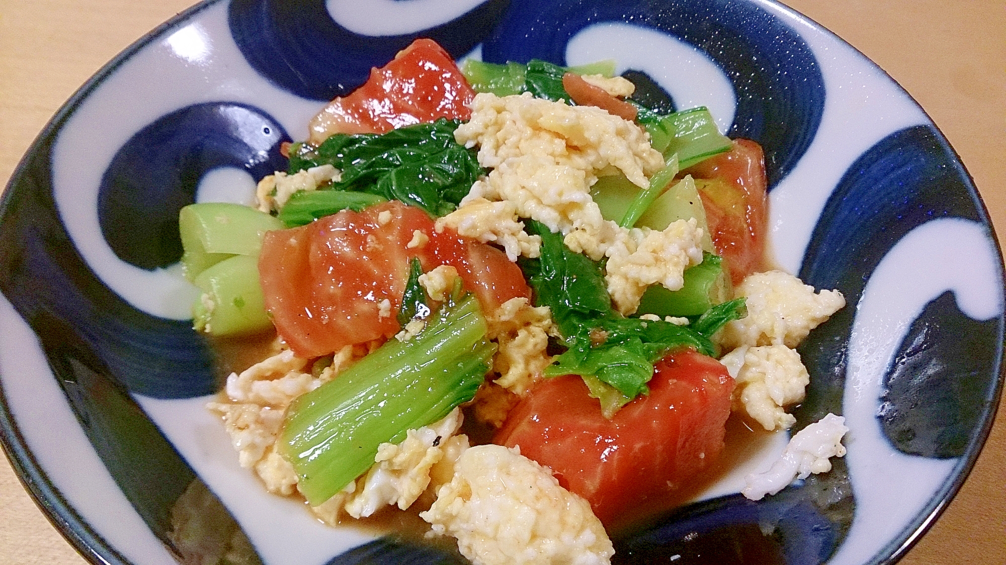 チンゲン菜とトマトと卵のオイスターソース炒め