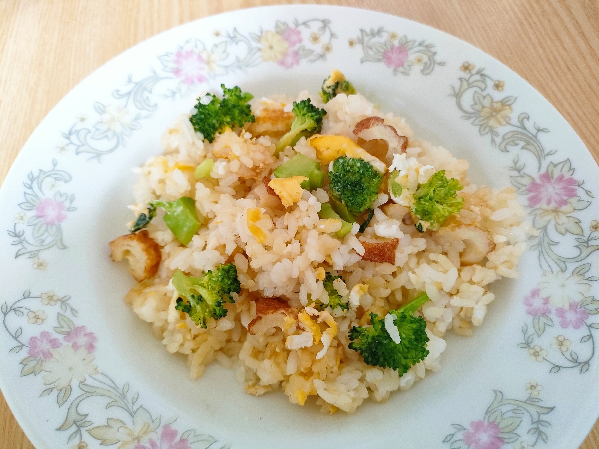 キャンプに☆ブロッコリーとちくわの卵炒飯