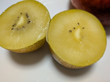 ゴールドキウイは甘みがあって美味しいですね♪
ゼスプリだと私は春限定のルビーレッドが一番好きです♡
もく子さんのお気に入りフルーツは何ですか？