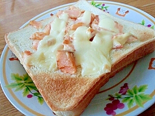 残った塩鮭リメイク☆鮭マヨちーずトースト