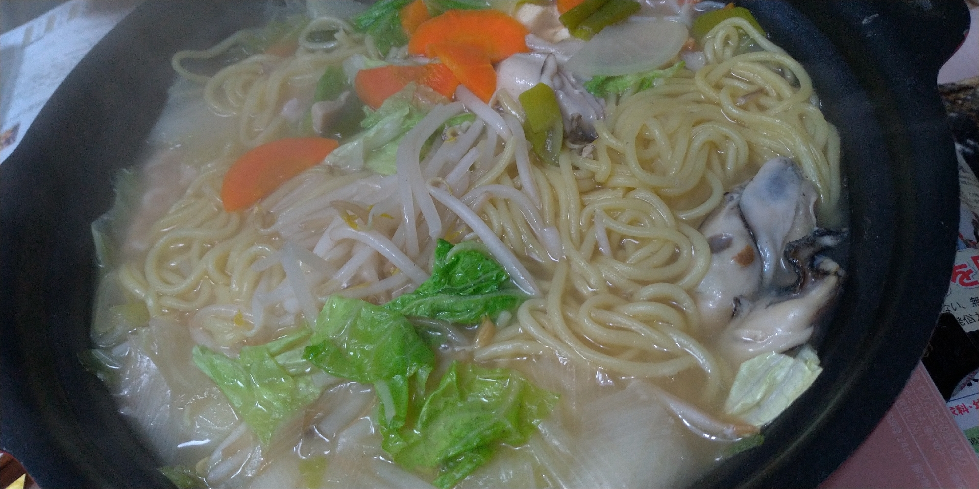 もやしや白菜やらの野菜ラーメン牡蠣鍋