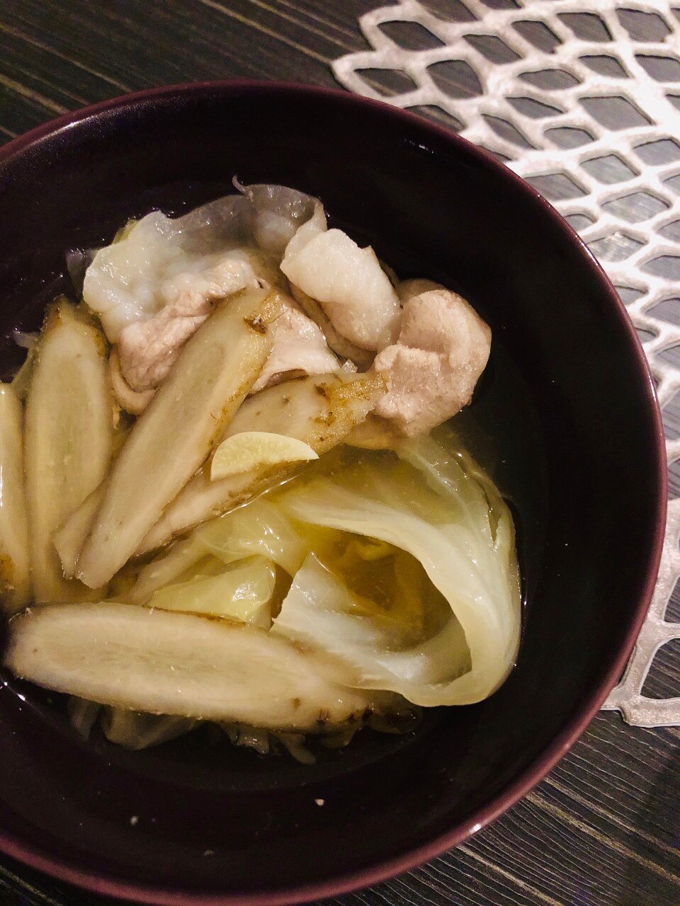 にんにくとごぼう香る☆豚肉とキャベツのスープ